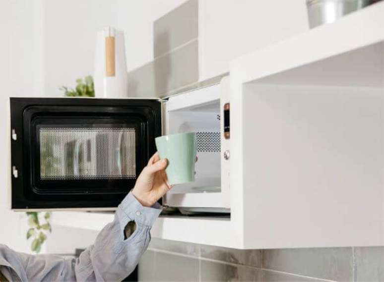 8. Use o detergente no passo a passo de como limpar microondas – Foto O Melhor Ingrediente