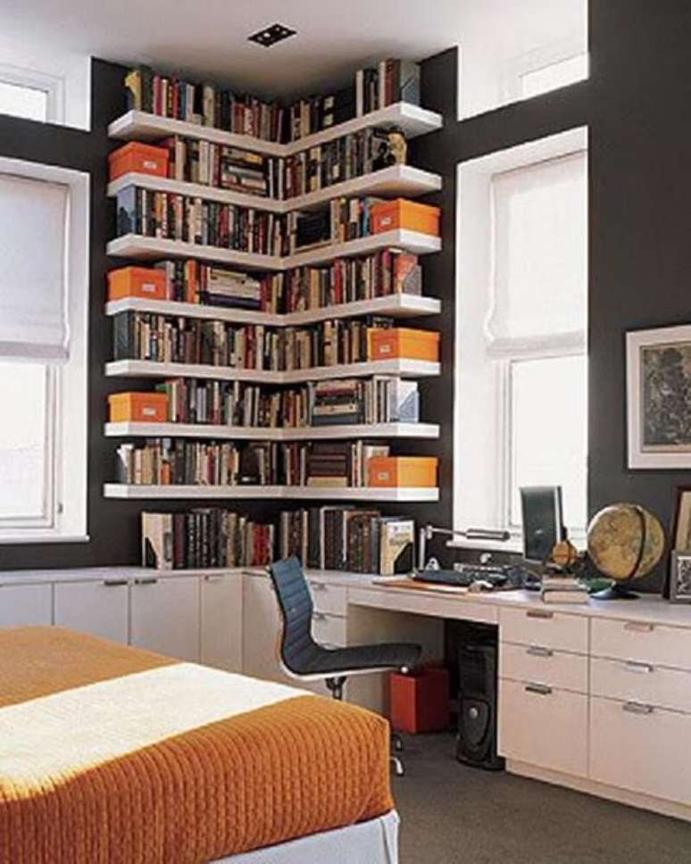 42. Home office com estante de canto e escrivaninha branca – Foto Pinterest