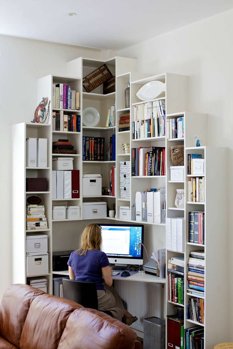 43. Home office na sala com estante de canto planejada – Foto Pinterest