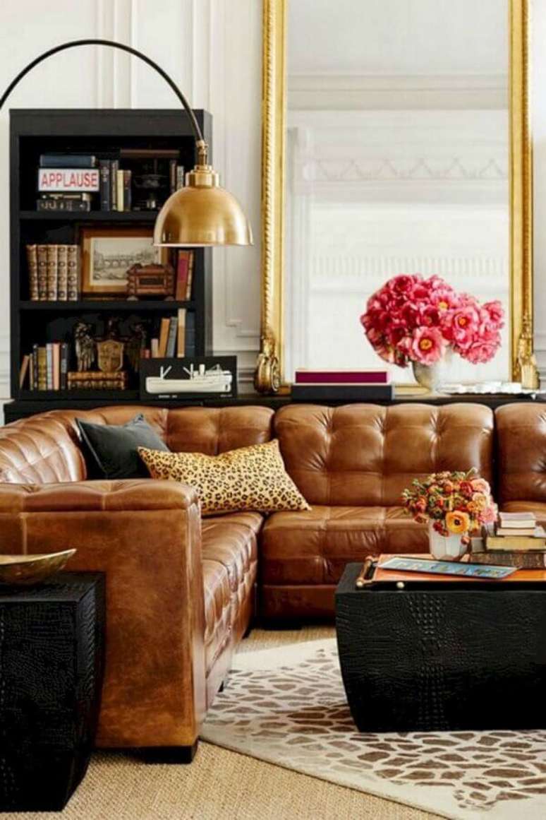 37. Sala clássica decorada com sofá cor caramelo de canto e móveis pretos – Foto: Decoholic