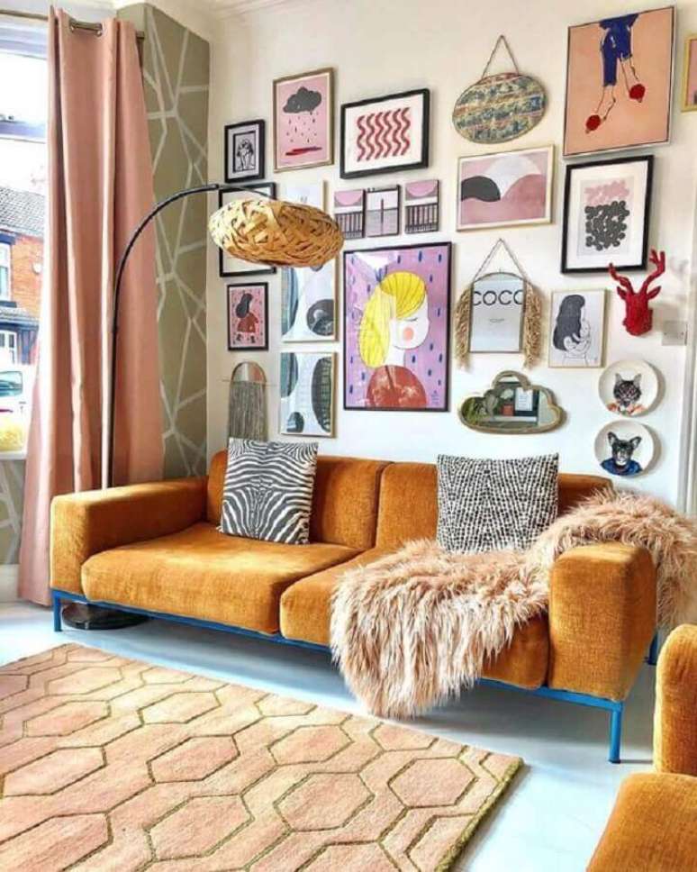 58. Sofá cor caramelo para sala decorada com mural de quadros – Foto: domino magazine