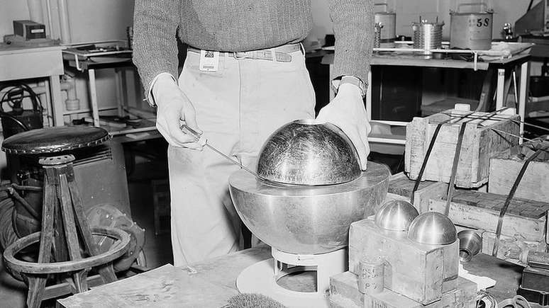 Esta &eacute; uma reprodu&ccedil;&atilde;o do experimento em que Stolin usou uma chave de fenda para evitar que o n&uacute;cleo fosse totalmente coberto