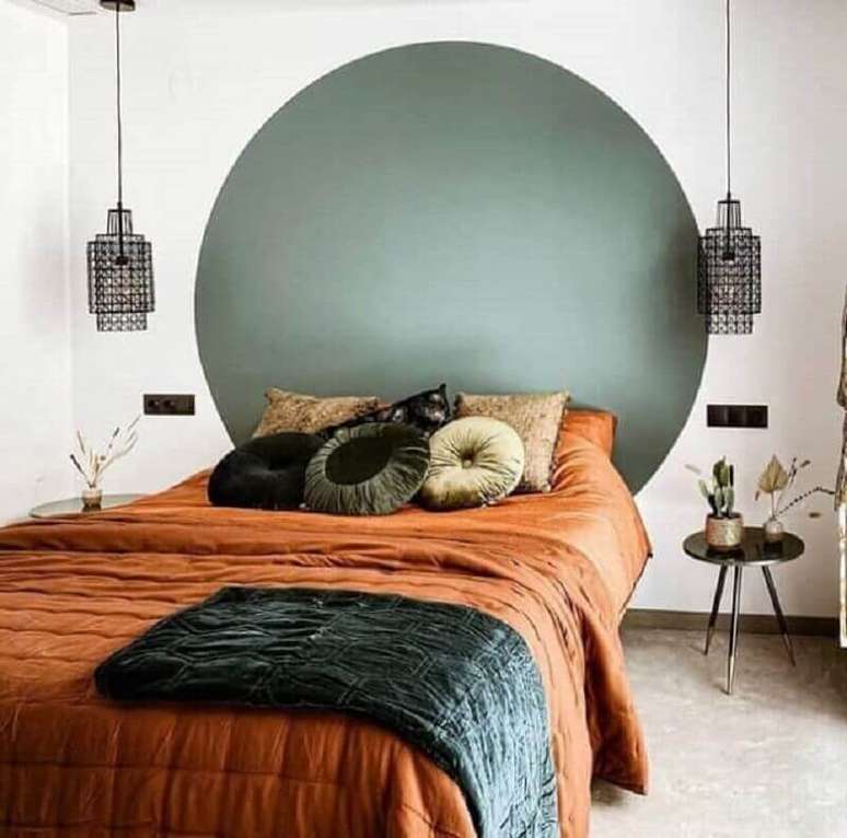 34. Roupa de cama cor caramelo para decoração de quarto de casal simples – Foto: Pinterest
