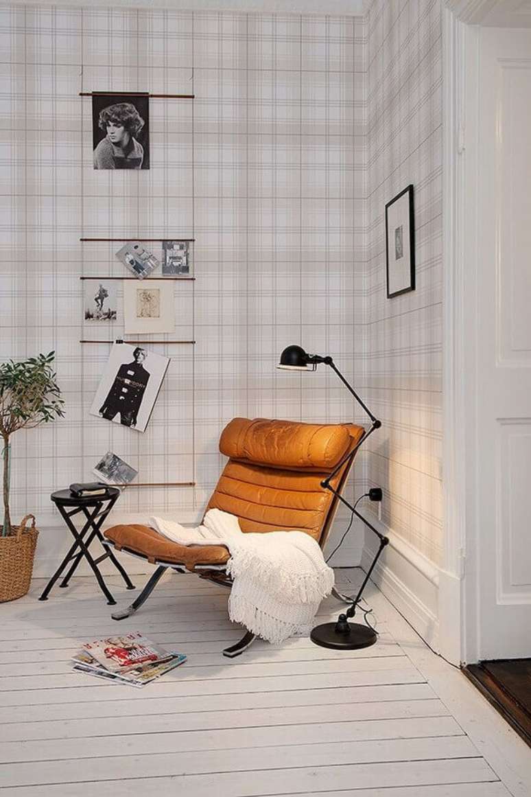 5. Poltrona cor caramelo para decoração de cantinho de leitura com papel de parede xadrez delicado – Foto: Archilovers