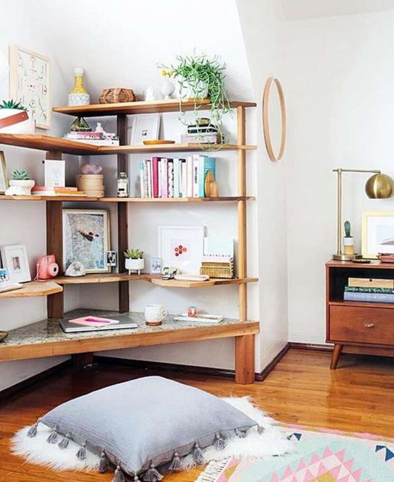 25. Estante de canto de madeira para a sala de estar &ndash; Foto Simples Decora&ccedil;&atilde;o