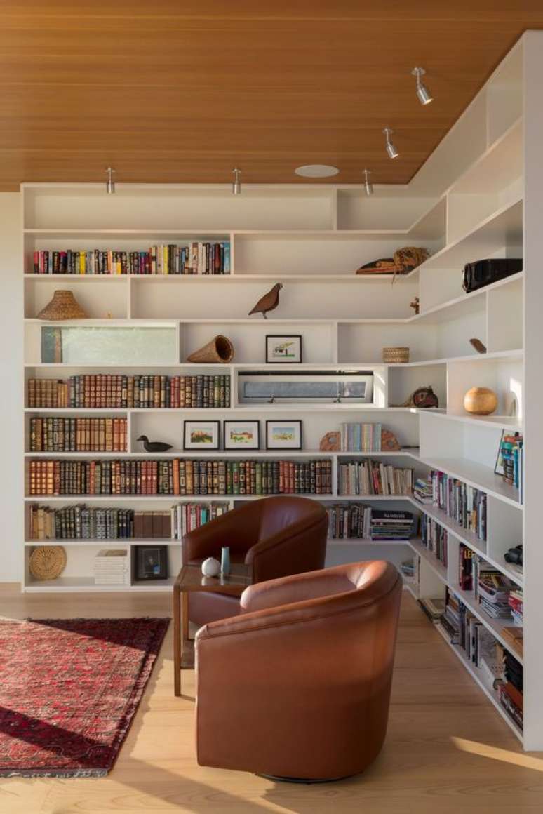 48. Sala com estante de canto planejada pra livros e enfeites – Foto Dezeen