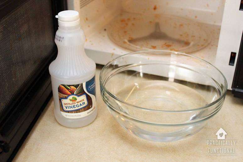 3. O primeiro passo de como limpar microondas é colocar vinagre em um recipiente com água.