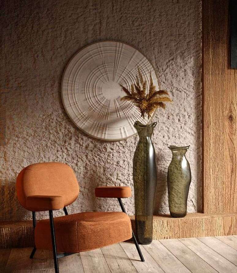 22. Decoração de sala com poltrona moderna cor caramelo e vasos de chão – Foto: Behance