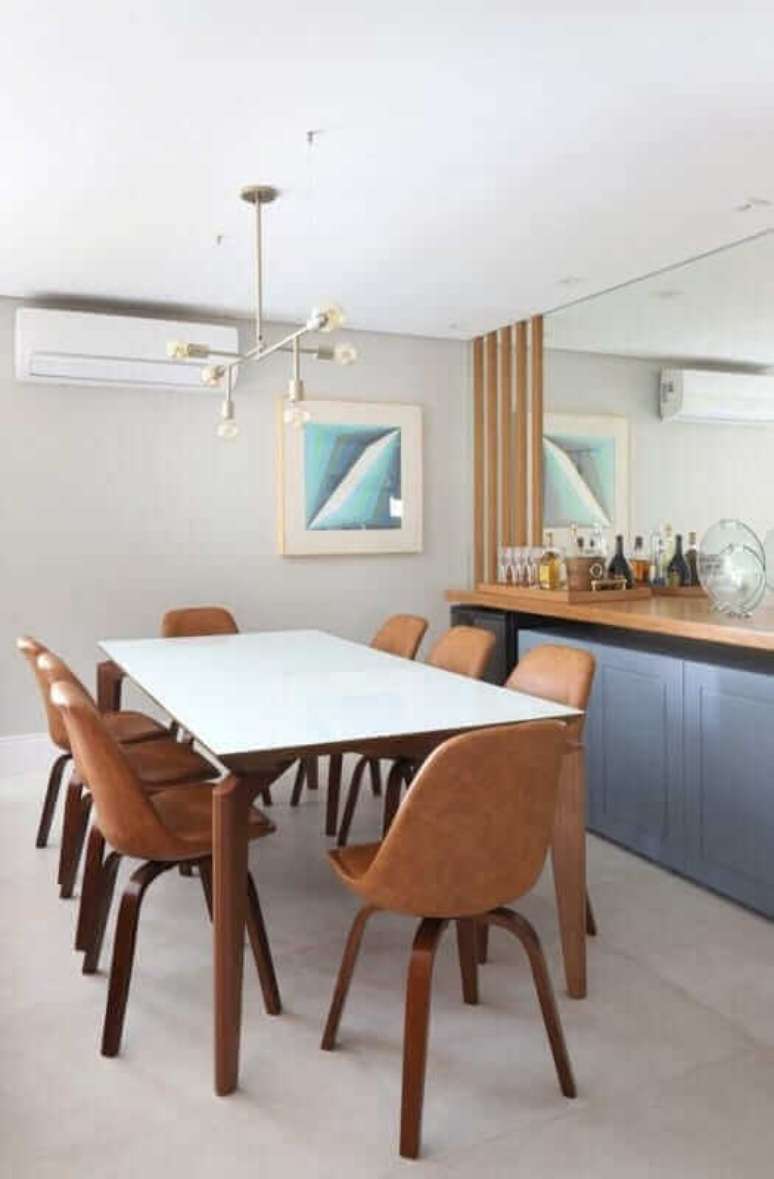 42. Sala de jantar moderna decorada com cadeiras de couro na cor de caramelo – Foto: Jeito de Casa
