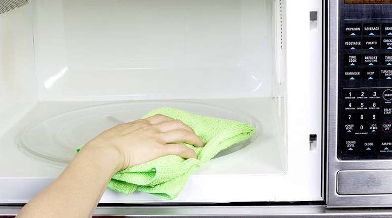 6. Como limpar microondas: em seguida, tire o refratário com água e limpe o interior com um pano seco ou umedecido.