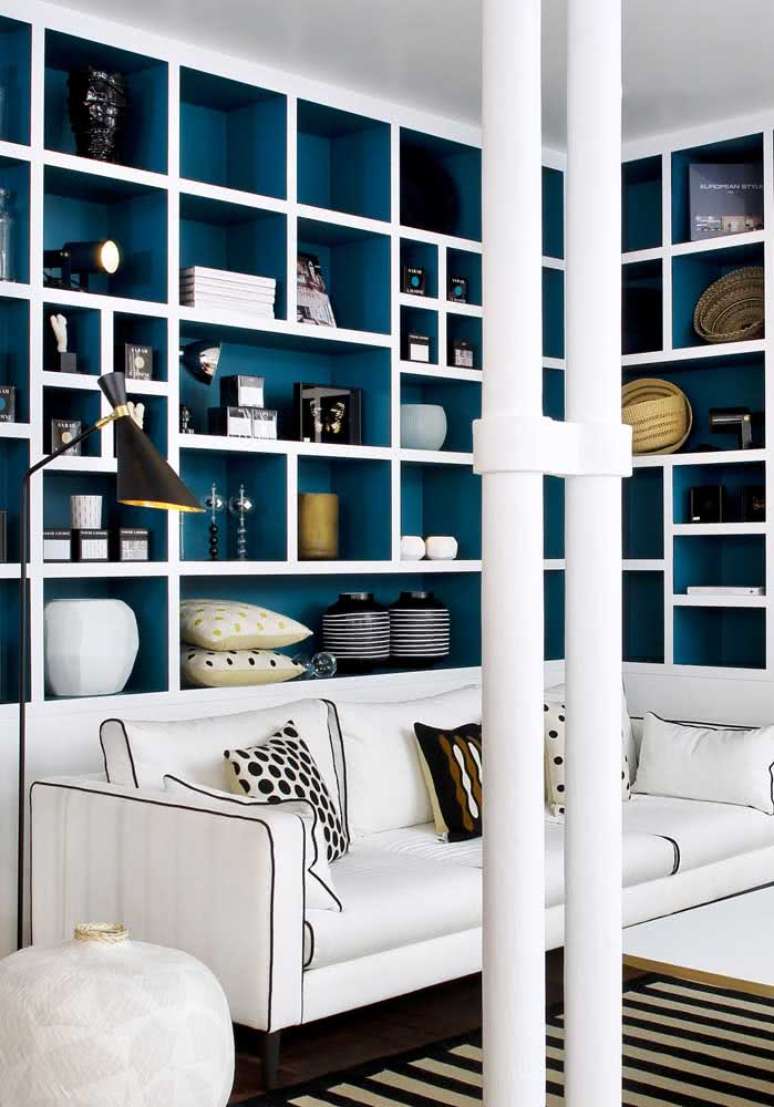 8. Sofá branco com estante de canto planejada em azul – Foto Pinterest