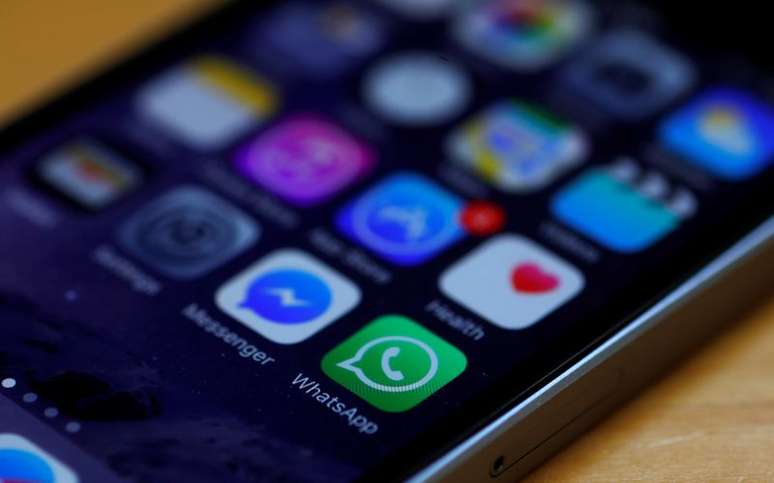 &Iacute;cones dos aplicativos Messenger e WhatsApp em celular 
27/03/2017
REUTERS/Phil Noble