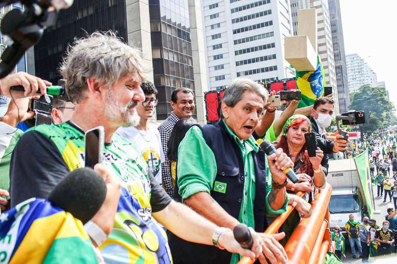 Roberto Jefferson acompanha apoiadores do Presidente Jair Bolsonaro que realizaram manifestação no dia 1º de maio