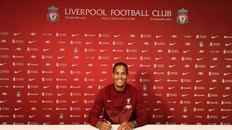 Virgil van Dijk assinou novo contrato com o Liverpool até 2025 (Reprodução/@LFC)