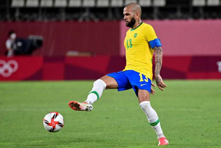 Recentemente, Daniel Alves defendeu a Seleção Brasileira nas Olimpíadas (Foto: PEDRO PARDO / AFP)