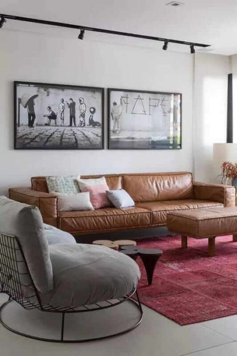 44. Sala estilo industrial decorada com sofá cor caramelo e tapete vinho – Foto: Pinterest