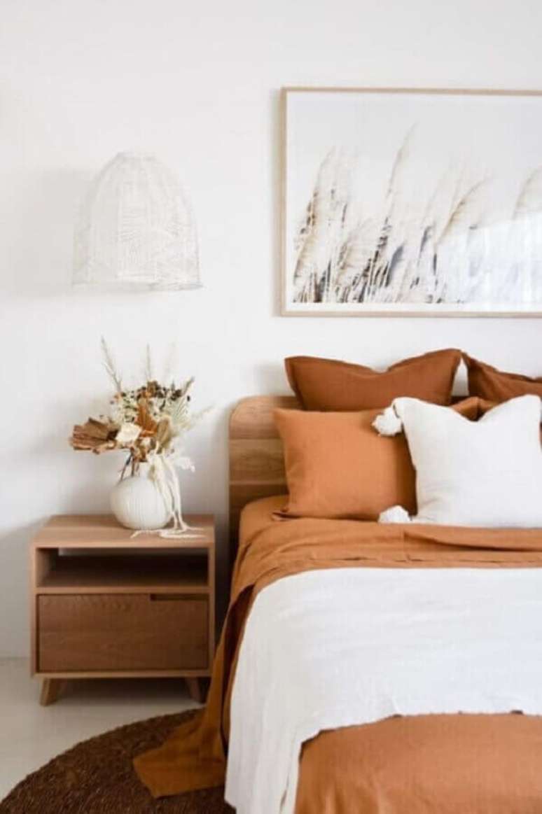 31. Quarto branco simples decorado com jogo de cama cor caramelo – Foto: Pinterest