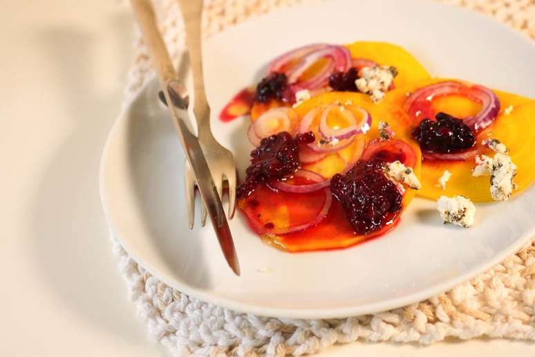 Salada de beterraba amarela com vinagrete de amoras