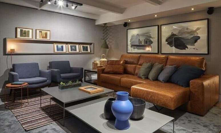 60. Sofá de couro cor caramelo para decoração de sala cinza moderna – Foto: Líder Interiores