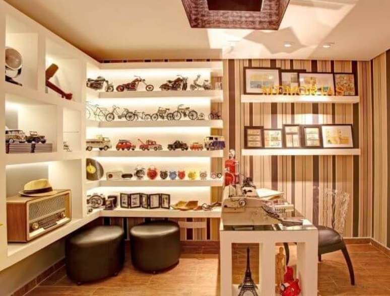 45. Estante de gesso na sala de estar com papel de parede listrado &ndash; Foto Pinterest