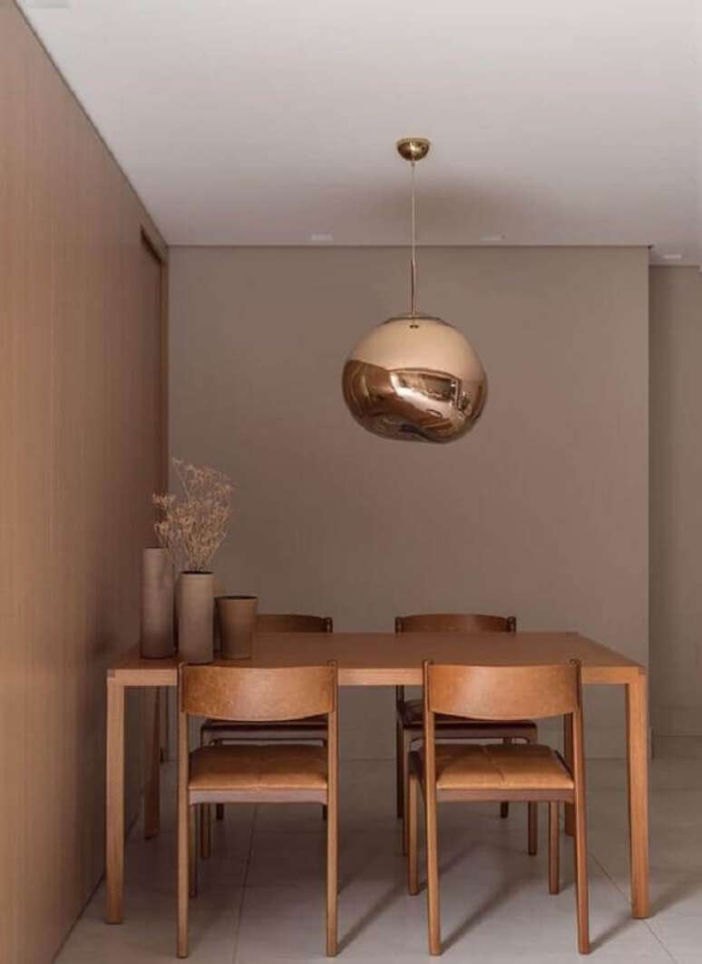 6. Decoração em cores neutras para sala de estar com cadeiras cor caramelo e luminária rose gold – Foto: Pinterest
