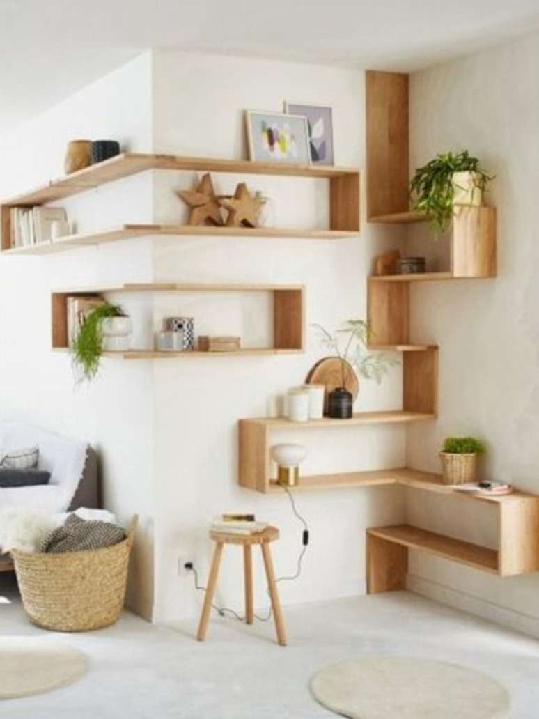 23. Estante de canto criativa de madeira com vasos de plantas e enfeites de madeira &ndash; Foto RHINOV