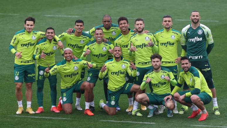 Jogadores do Palmeiras posam para foto durante treino recreativo desta sexta-feira