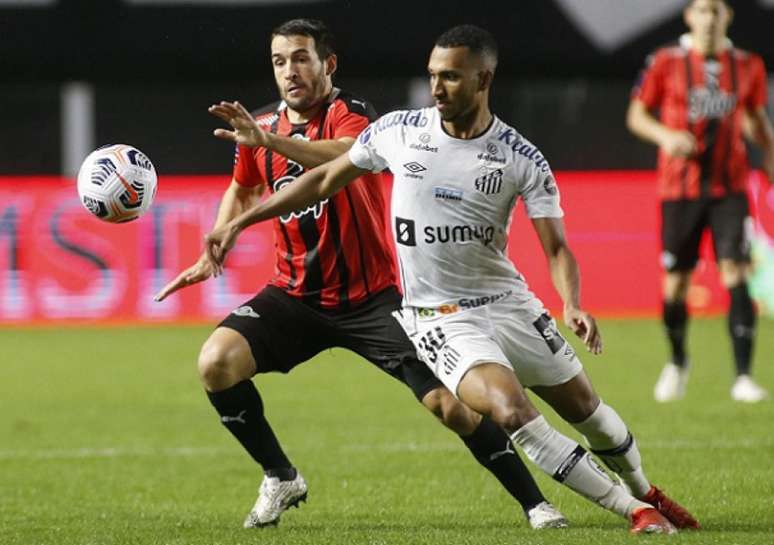 Lucas Braga disputa bola com jogador do Libertad (Foto: Miguel Schincariol / POOL / AFP)