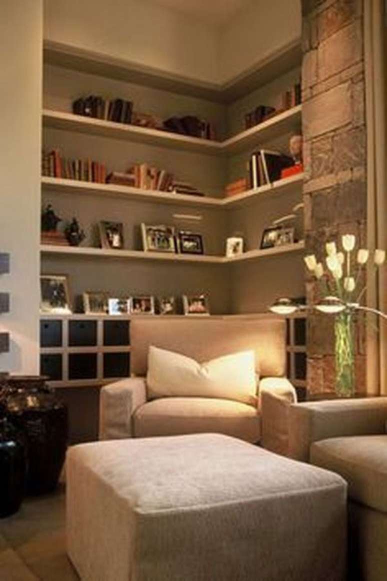 15. Decoração de sala de estar com estante de canto decorada com porta retratos e livros – Foto Hometalk
