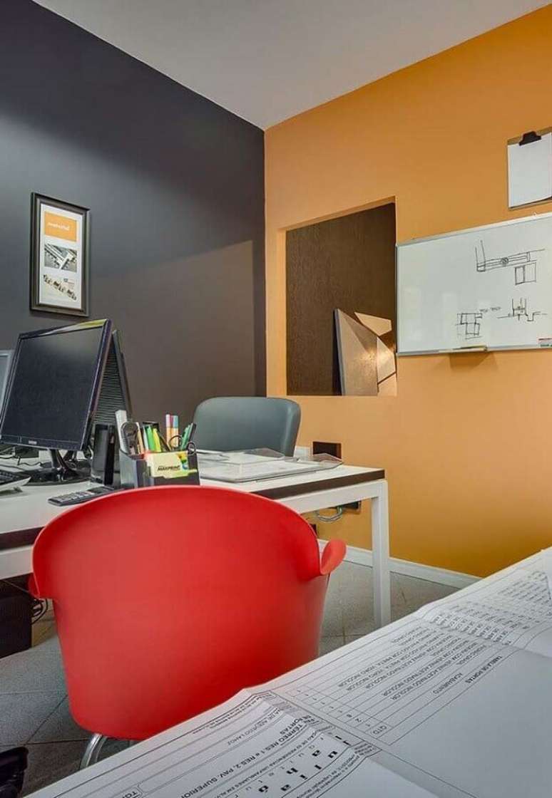 17. Decoração de escritório com tinta de parede cor caramelo – Foto: Home Fashion Trend