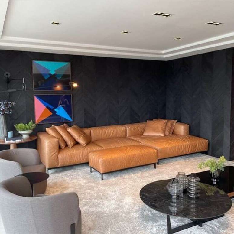 24. Decoração de sala preta com sofá cor caramelo e poltrona cinza – Foto: Bell’Arte Living – Estofados