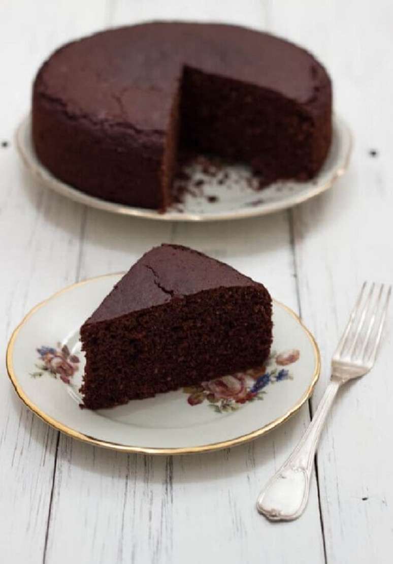 6. O bicarbonato de s&oacute;dio pode intensificar a cor do seu bolo de chocolate simples &ndash; Foto: The Raw Beet