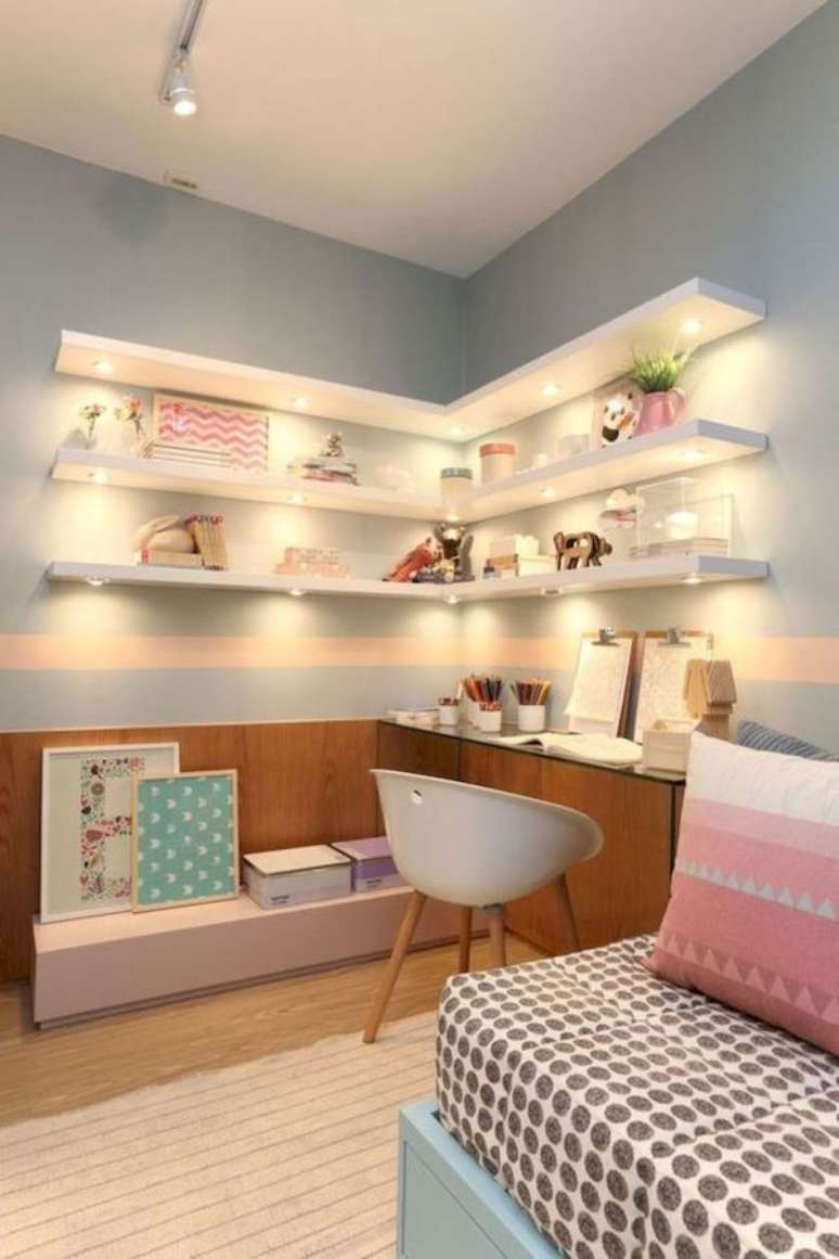 16. Decoração de quarto infantil com estante de canto e prateleiras brancas -Foto 33Decor