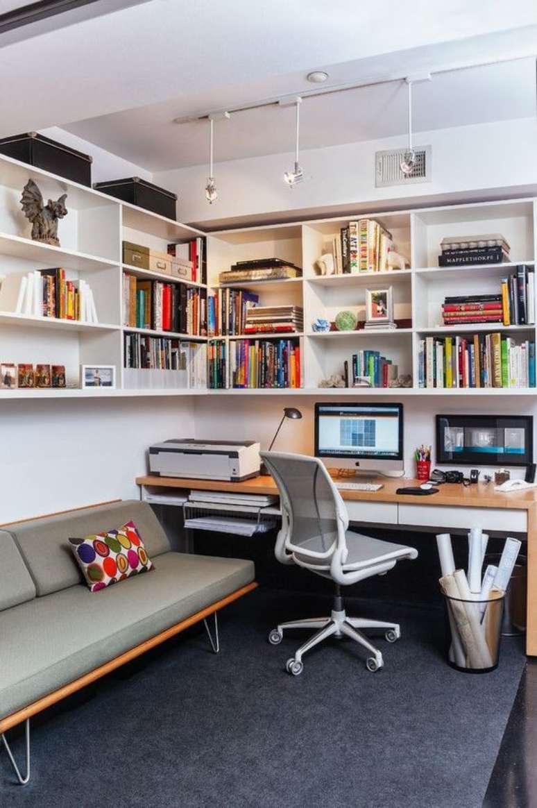50. Sala com home office e estante na parede – Foto amazon