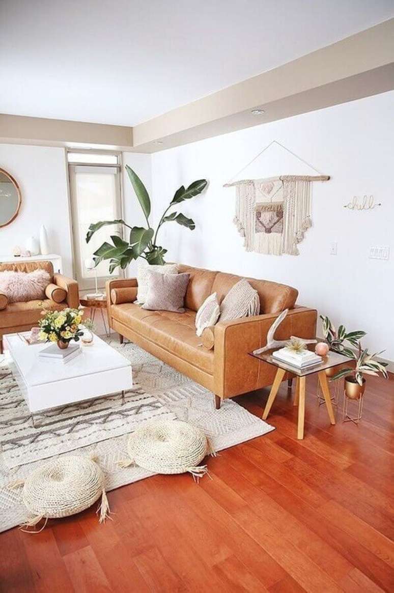 4. Sofá cor caramelo para decoração de sala de estar branca – Foto: Casa de Valentina