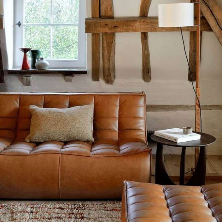 40. Sala de estar decorada com sofá cor caramelo de couro moderno – Foto: Lekker Home