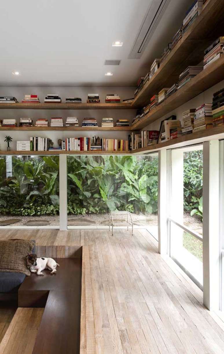 33. Estante de canto na parede &ndash; Foto Pinterest