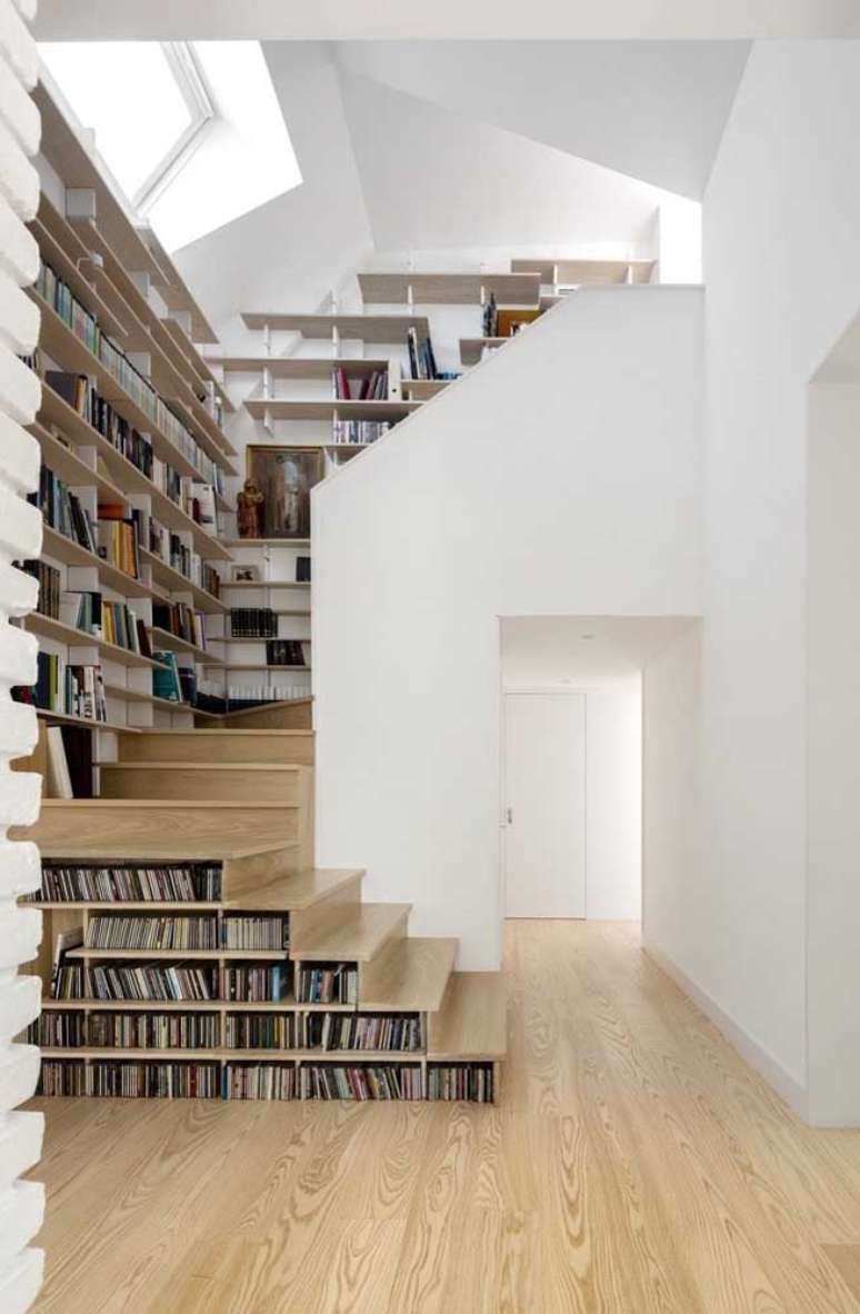 11. Casa com estante de canto planejada na parede da escada &ndash; Foto Pinterest