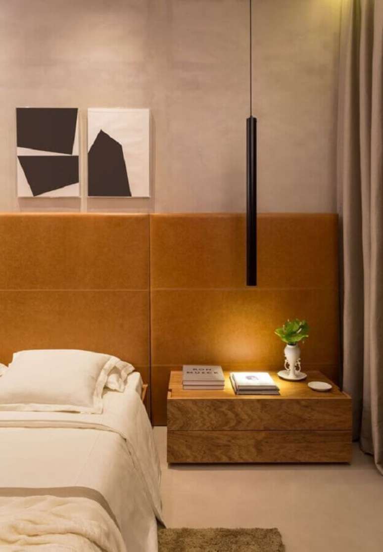 14. Cores neutras para quarto decorado com cabeceira cor caramelo e luminária moderna – Foto: Casa Très Chic