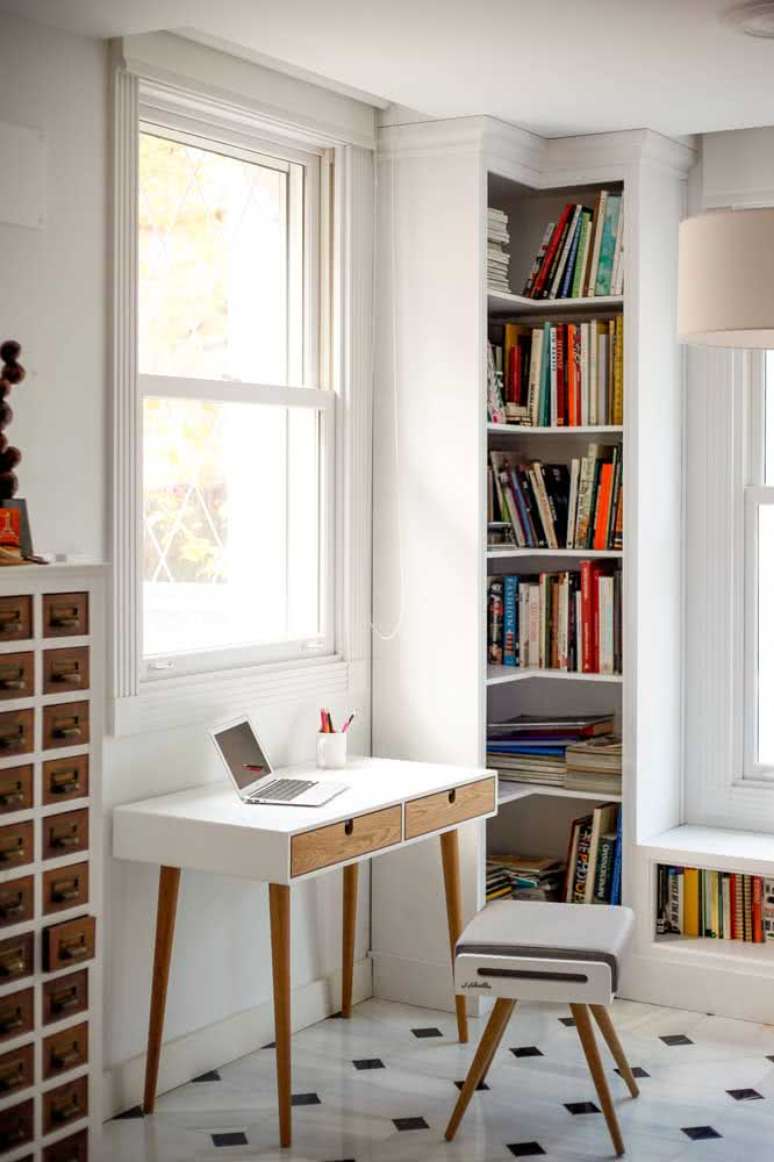 41. Quarto com estante de canto e escrivaninha para estudos &ndash; Foto Pinterest