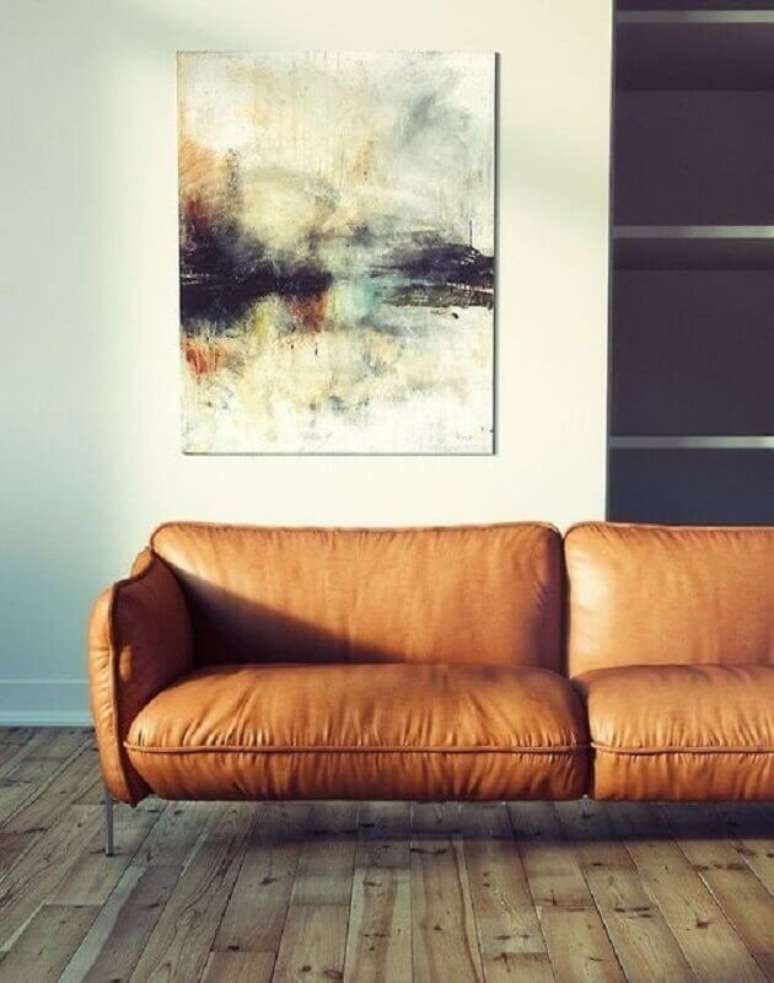 51. Sofá cor caramelo moderno para decoração de sala com piso de madeira – Foto: Pinterest