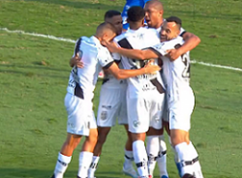 Fessin comemora com seus companheiros de time seu primeiro gol na vitória sobre o Dragão (Foto: Reprodução/Premiere)