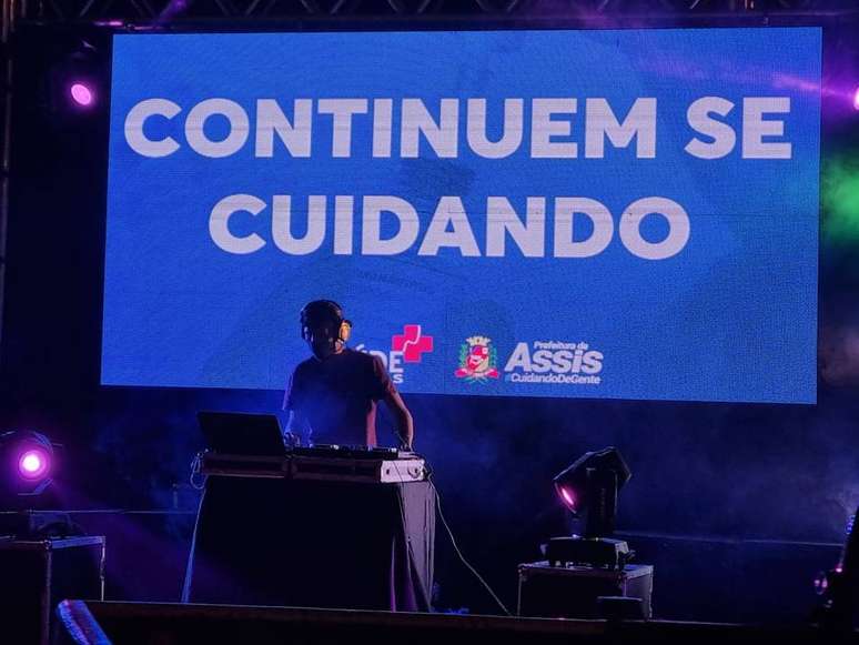 DJ toca na “Vacina Fest”, evento realizado pela prefeitura de Assis
