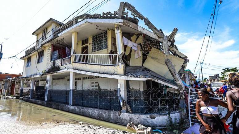 Edifício destruído por terremoto no Haiti, com paredes desabando
