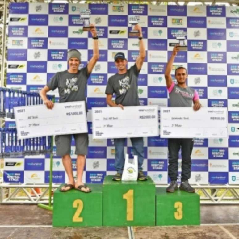 Pódio masculino - 1° lugar: Rogerio Silvestrin (1h48m22s); 2° lugar: Cleverson Secchi (1h55m14s); e 3° lugar: Genilson Souza (1h56m37s). (Foto de Sérgio/Gomes/Divulgação)