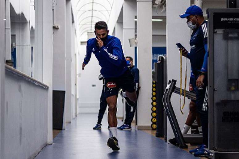 Henrique tenta se recuperar para voltar a defender a Raposa-(Gustavo Aleixo/Cruzeiro)