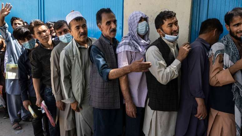 Afegãos formaram filas no serviço de emissão de de passaportes antes da tomada de Cabul