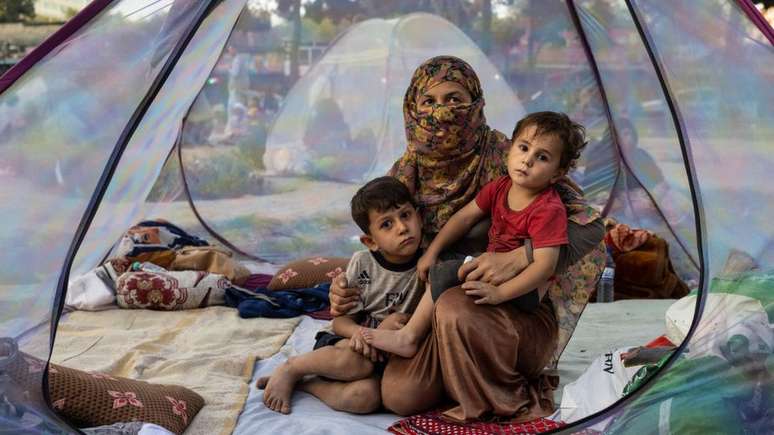 Centenas de milhares de afeg&atilde;os foram deslocados pelos combates recentes