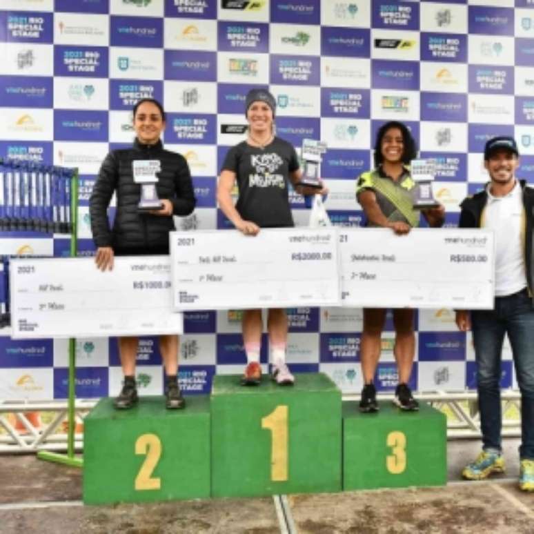 Pódio feminino - 1° lugar: Letícia Saltori (2h09m24s); 2° lugar: Ana Santos (2h26m57s); e 3° lugar: Rosangela Faria (2h34m32s). (Foto de Sérgio Gomes/Divulgação)