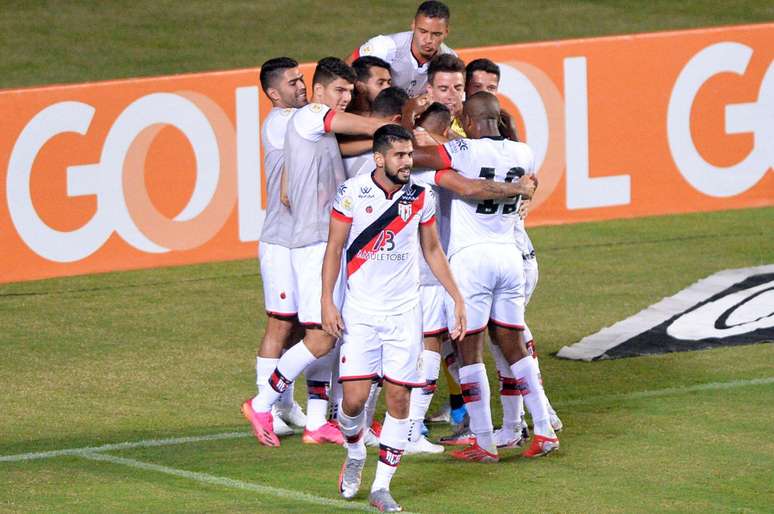 Jogadores do Atlético-GO comemoram gol durante partida contra o Bahia